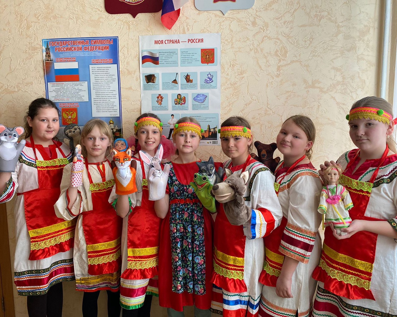 Участники представления кукольного театра По мотивам мордовских сказок